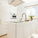 Апартаменти Sunny For 5 People By Renters Гдиня